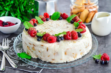 Tort bez pieczenia z bananami, śmietaną i ciastkami przepis ze zdjęciami krok po kroku i wideo