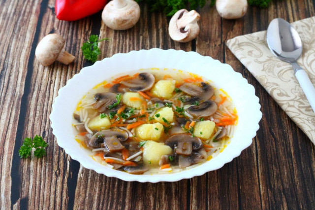 Zupa pieczarkowa z makaronem i ziemniakami przepis ze zdjęciami krok po kroku i wideo