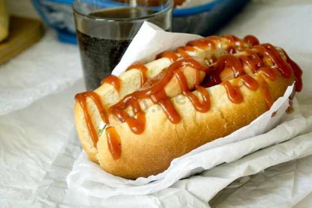 Hot dog z jajkiem i paluszkami krabowymi w cieście drożdżowym przepis ze zdjęciami krok po kroku i wideo