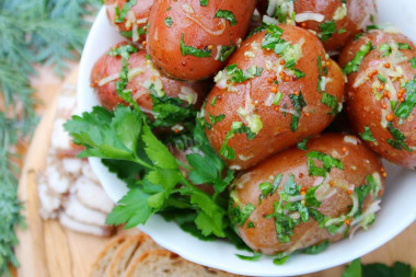Młode ziemniaki w mundurkach z czosnkiem i aromatycznym sosem przepis ze zdjęciami krok po kroku