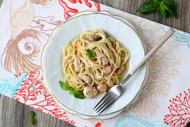 Spaghetti z owocami morza w sosie śmietanowym przepis ze zdjęciami krok po kroku i wideo