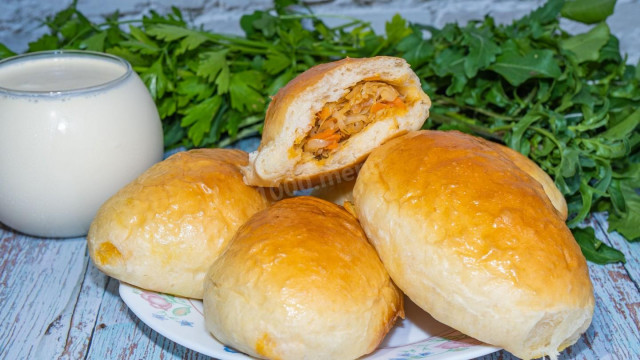 Drożdżowe pierożki z kapustą z piekarnika przepis ze zdjęciami krok po kroku i wideo