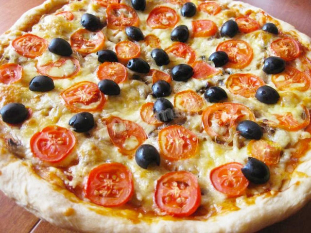 Wegetariańska pizza z grzybami i serem z piekarnika przepis ze zdjęciami krok po kroku