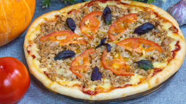 Pizza z mieloną wołowiną, serem i pomidorami przepis ze zdjęciami krok po kroku i wideo