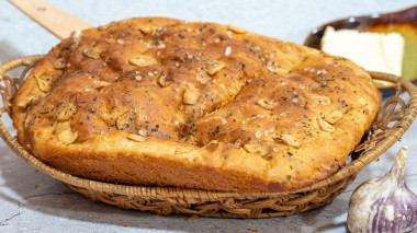 Chleb focaccia z ziołami i czosnkiem po włosku przepis ze zdjęciami krok po kroku i wideo