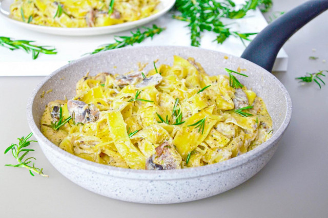 Makaron fettuccine z grzybami w sosie śmietanowym przepis ze zdjęciami krok po kroku