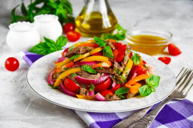 Ciepła sałatka z wołowiną, papryką i warzywami przepis ze zdjęciami krok po kroku i wideo
