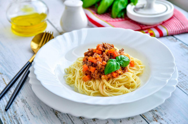 Spaghetti bolognese z mięsem mielonym i koncentratem pomidorowym przepis ze zdjęciami krok po kroku i wideo