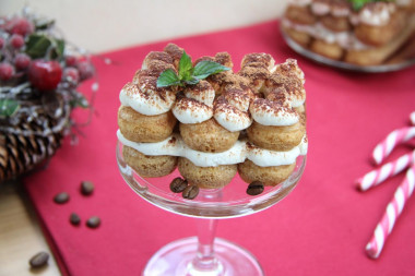 Tiramisu ze śmietanką i mascarpone przepis ze zdjęciami krok po kroku