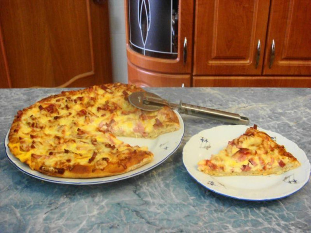 Pizza Aussie z kiełbasą i serem przepis ze zdjęciami krok po kroku