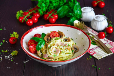 Makaron carbonara z grzybami, boczkiem i śmietanką przepis ze zdjęciami krok po kroku i wideo