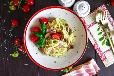 Makaron carbonara z grzybami, boczkiem i śmietanką przepis ze zdjęciami krok po kroku i wideo