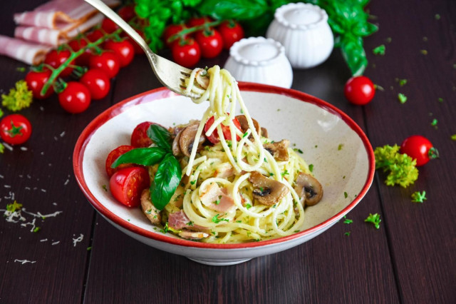 Makaron carbonara z grzybami, boczkiem i śmietanką przepis ze zdjęciami krok po kroku i wideo