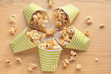 Popcorn z masłem i olejem roślinnym w mikrofalówce przepis ze zdjęciami krok po kroku i wideo