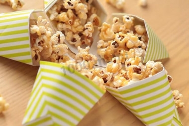 Popcorn z masłem i olejem roślinnym w mikrofalówce przepis ze zdjęciami krok po kroku i wideo