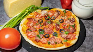 Mini pizza z salami, pomidorkami i serem przepis ze zdjęciami krok po kroku i wideo
