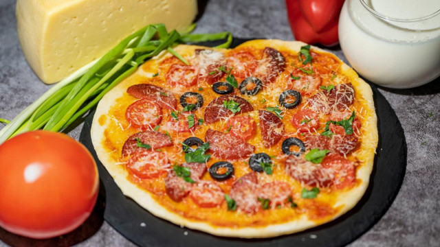 Mini pizza z salami, pomidorkami i serem przepis ze zdjęciami krok po kroku i wideo