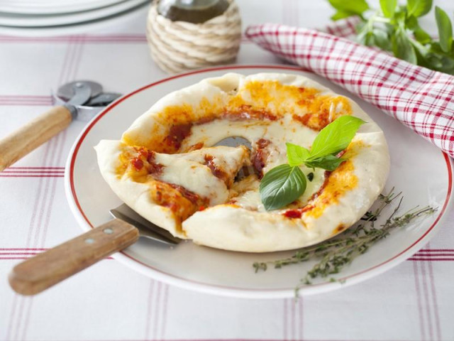Pizza na kefirze z multicookera przepis ze zdjęciami krok po kroku
