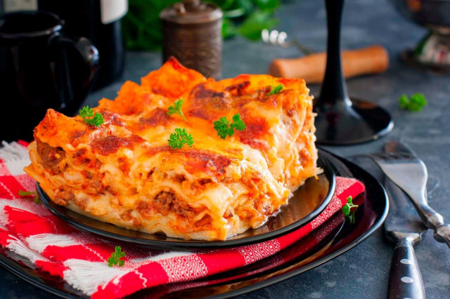 Klasyczna lasagne bolognese z sosem beszamelowym przepis ze zdjęciami krok po kroku