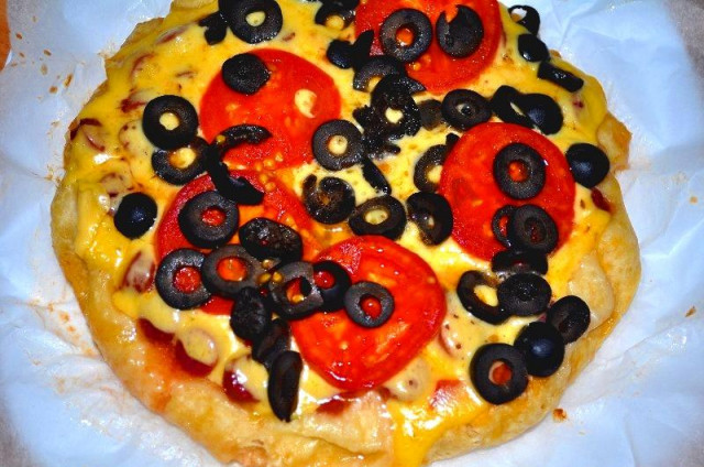 Pizza drożdżowa w multicookerze przepis ze zdjęciami krok po kroku