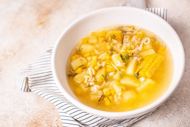 Zupa z kukurydzą, ziemniakami i makaronem