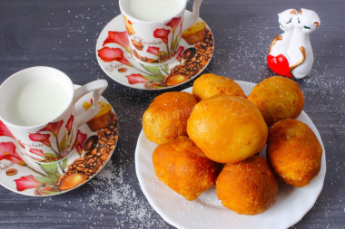 Pączki z mlekiem skondensowanym w środku przepis ze zdjęciami krok po kroku