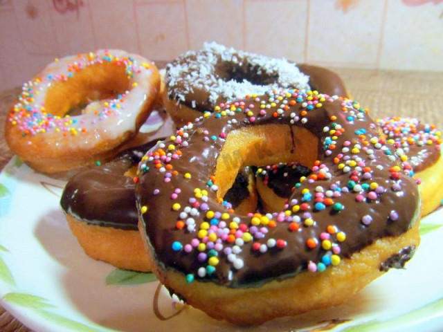 Klasyczne donuty na drożdżach przepis ze zdjęciami krok po kroku i wideo
