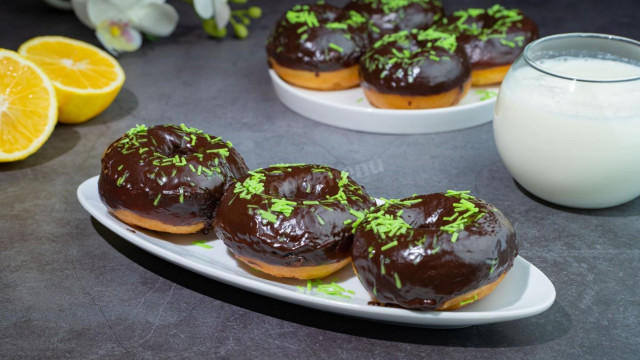 Donuty z ciasta drożdżowego w polewie czekoladowej przepis ze zdjęciami krok po kroku i wideo