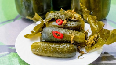 Ogórki kiszone z ostrą papryczką i czosnkiem na zimę przepis ze zdjęciami krok po kroku i wideo