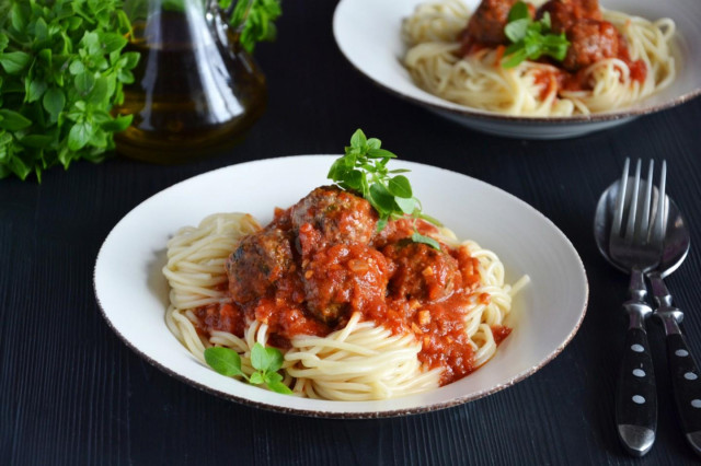 Spaghetti z klopsikami w sosie pomidorowym przepis ze zdjęciami krok po kroku i wideo