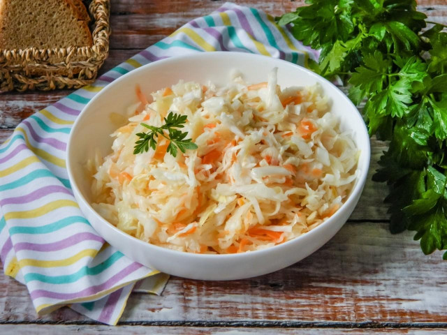 Kapusta marynowana z solą, cukrem, octem i marchewką przepis ze zdjęciami krok po kroku