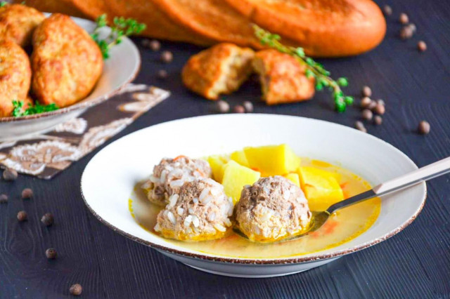 Zupa z pulpetami i ryżem przepis ze zdjęciami krok po kroku i wideo