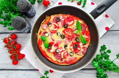 Pizza na patelni w 5 minut przepis ze zdjęciami krok po kroku i wideo