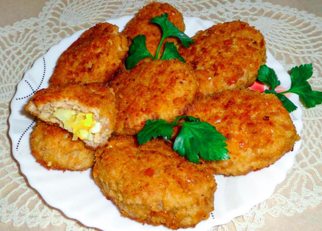 Zrazy mięsne z jajkiem i cebulą z patelni przepis ze zdjęciami krok po kroku