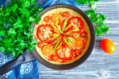 Pizza z patelni bez śmietany i kefiru w 10 minut przepis ze zdjęciami krok po kroku i wideo