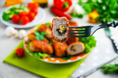 Kotlety drobiowe z pieczarkami i serem z patelni przepis ze zdjęciami krok po kroku