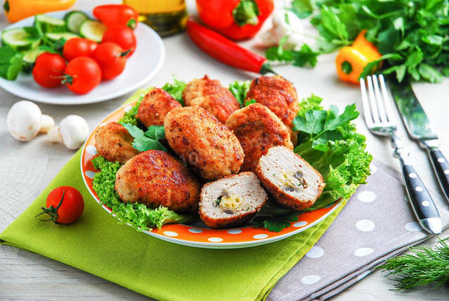 Kotlety drobiowe z pieczarkami i serem z patelni przepis ze zdjęciami krok po kroku