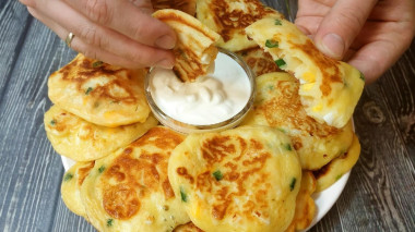 Leniwe pierożki-placuszki ze szczypiorkiem i jajkiem przepis ze zdjęciami krok po kroku i wideo