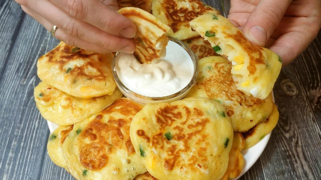 Leniwe pierożki-placuszki ze szczypiorkiem i jajkiem przepis ze zdjęciami krok po kroku i wideo
