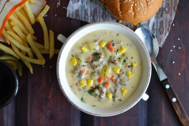 Zupa cheeseburgerowa z mięsem mielonym i ziemniakami przepis ze zdjęciami krok po kroku i wideo