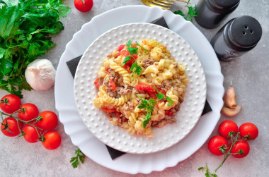 Makaron z mięsem mielonym w multicookerze przepis ze zdjęciami krok po kroku i wideo
