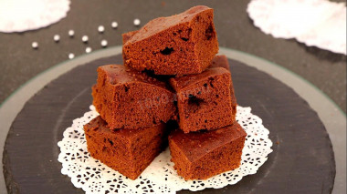 Czekoladowa babka z mikrofalówki z wanilią i śmietaną przepis ze zdjęciami krok po kroku i wideo