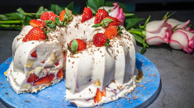 Truskawkowo-bananowy tort twarogowy ze śmietaną bez pieczenia przepis ze zdjęciami krok po kroku i wideo