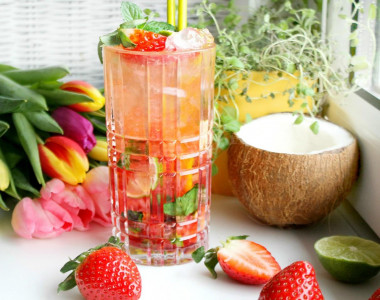 Truskawkowe mojito z alkoholem przepis ze zdjęciami krok po kroku i wideo