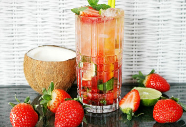Truskawkowe mojito z alkoholem przepis ze zdjęciami krok po kroku i wideo
