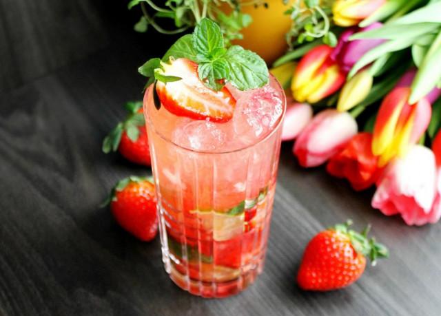 Truskawkowe mojito z alkoholem przepis ze zdjęciami krok po kroku i wideo