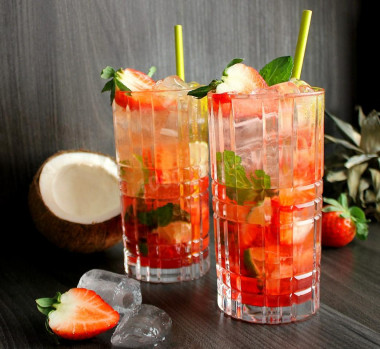 Truskawkowe mojito z alkoholem przepis ze zdjęciami krok po kroku i wideo