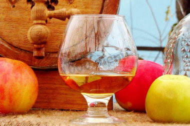 Domowy calvados z jabłek przepis ze zdjęciami krok po kroku i wideo