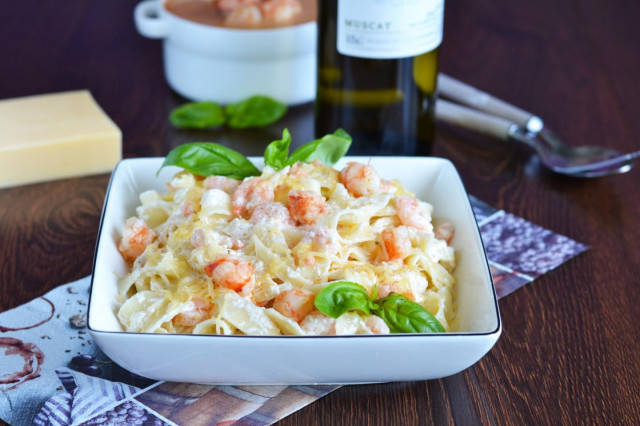 Fettuccine z krewetkami w sosie śmietankowym przepis ze zdjęciami krok po kroku i wideo