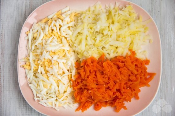 Sałatka warstwowa z kurczakiem i marynowanymi grzybami: zdjęcie przygotowania przepisu, krok 2 Sałatka warstwowa z kurczakiem i marynowanymi grzybami: zdjęcie przygotowania przepisu, krok 2